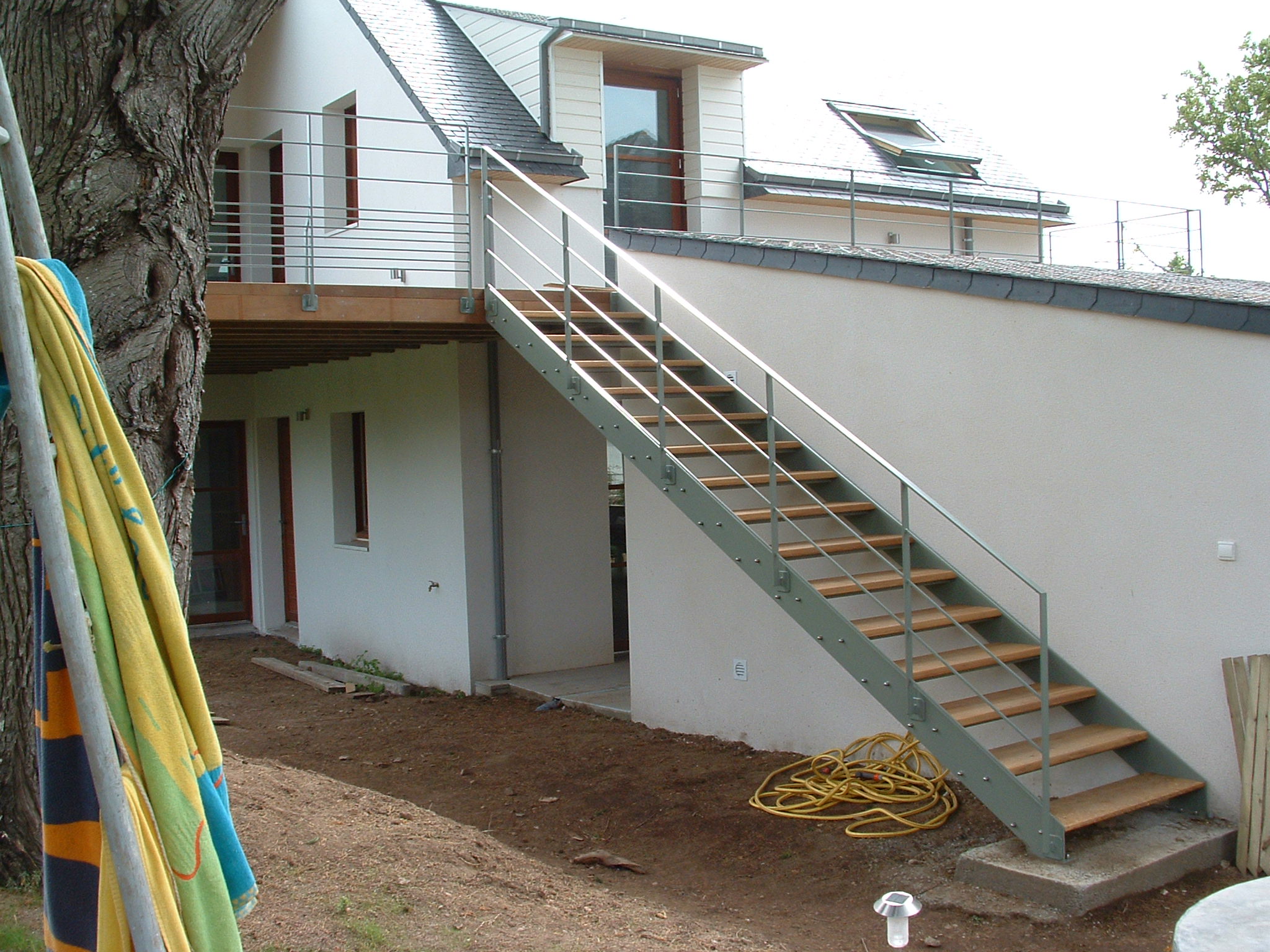 escalier d' extérieur galvanisé et peint, marches bois